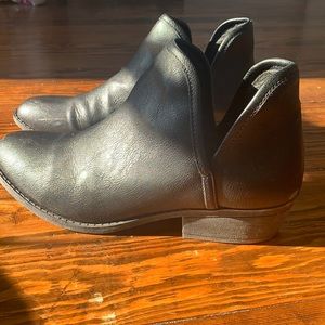 Brand new Serra black booties